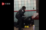 执法过度?美警察朝拒捕男子连开两枪,男子后背中枪后倒地