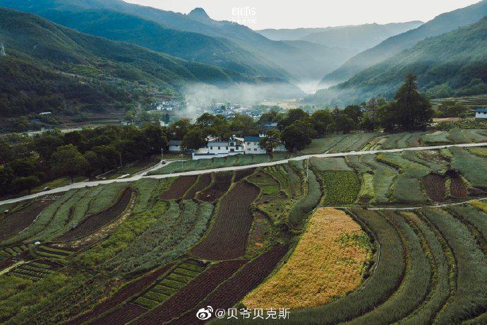 住在风景里是中怎样的体验？航拍松赞奔子栏、松赞塔城……