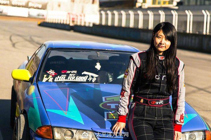 随着赛车运动在国内的兴起，有一些女性车手也参与其中……