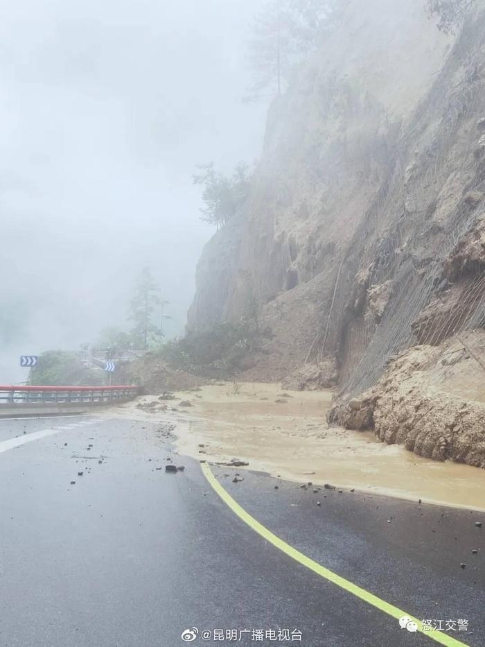 怒江境内持续强降雨致多处道路受阻中断……