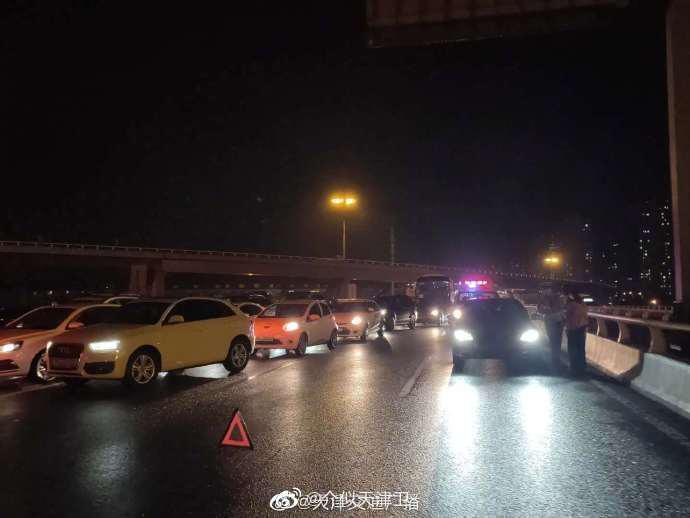 天津津昆桥雨中多车连撞，无人受伤