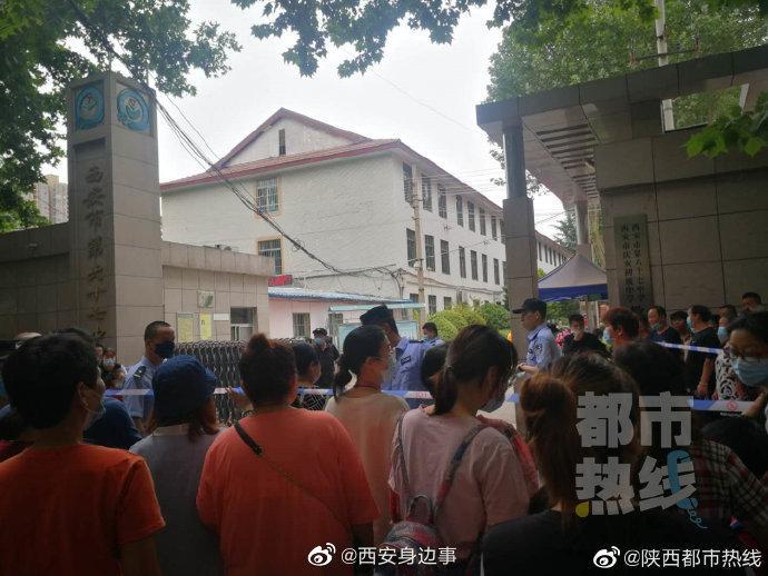 突发！西安一中学校园发生车祸 一学生被撞伤仍在急救