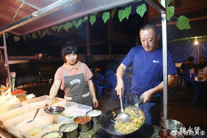 陕北夫妻西安街头摆地摊，烤串炖羊肉，一夜能卖五六千元