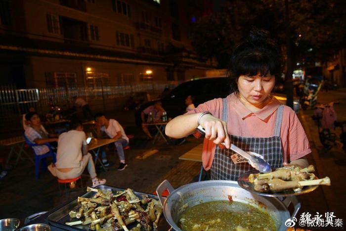 陕北夫妻西安街头摆地摊，烤串炖羊肉，一夜能卖五六千元