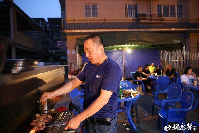 陕北夫妻西安街头摆地摊，烤串炖羊肉，一夜能卖五六千元