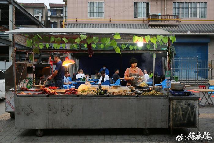 陕北夫妻西安街头摆地摊，烤串炖羊肉，一夜能卖五六千元