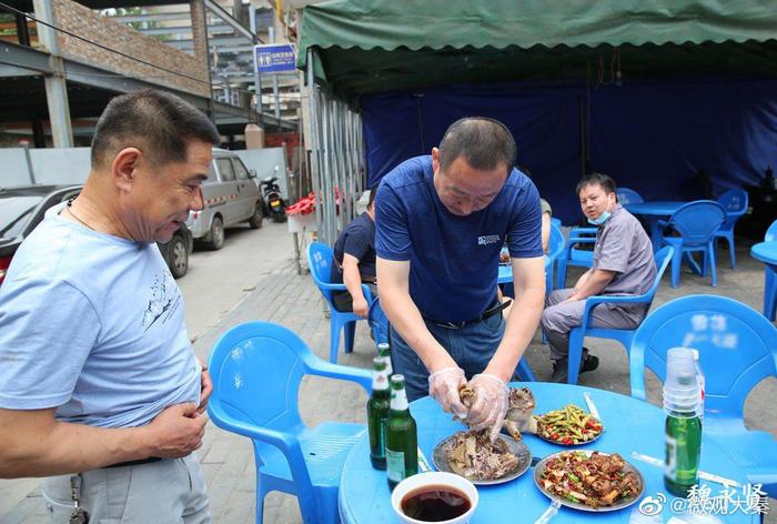 陕北夫妻西安街头摆地摊，烤串炖羊肉，一夜能卖五六千元