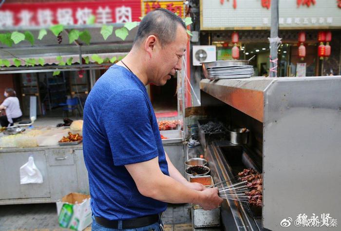 陕北夫妻西安街头摆地摊，烤串炖羊肉，一夜能卖五六千元