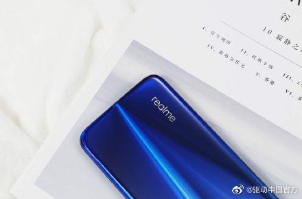 realme 颜值实力双A选手，全民5G手机！120Hz双摄竞速屏……