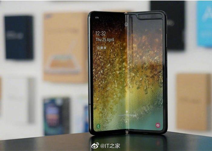 三星 Galaxy Fold 2 折叠屏国行双电池容量曝光：2275mAh 和 2090