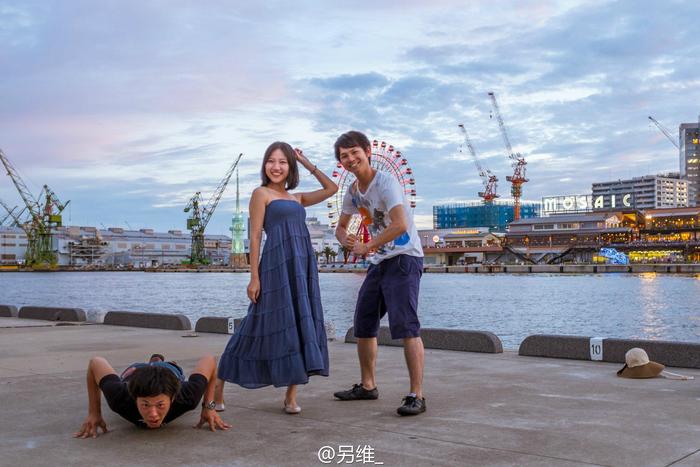 2014年夏天,三个陌生人在神户港。