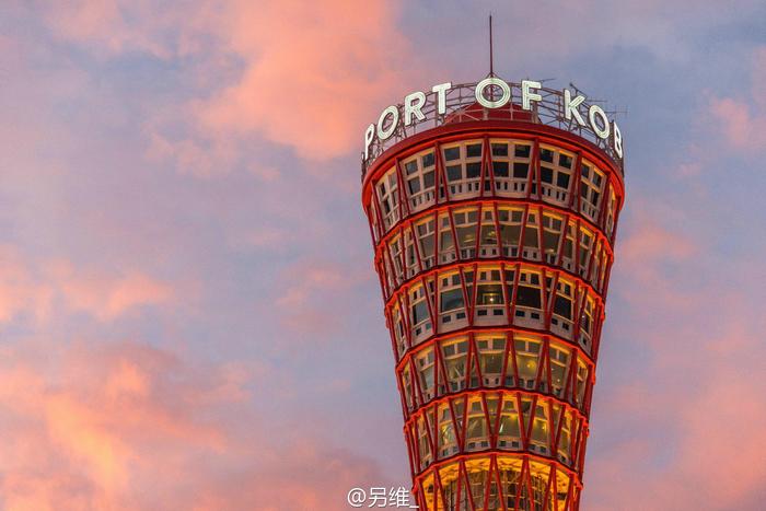 吃完店面不起眼、正宗又便宜的日本烧烤,夜色初上,学长又是一阵赶路,把我和将之放在一座小山下。