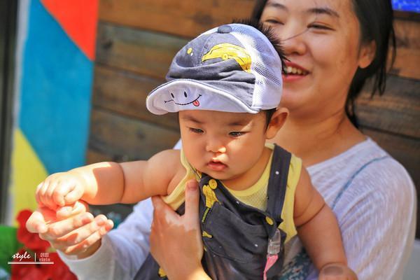 韩国的小孩子都长这么可爱吗?胖嘟嘟的一看就是韩国滴。