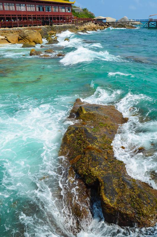 接近下午3点,乘船离岛,此时海上风浪较大,浪花一片片由远处涌了过来,撞击在海边的岩石上,四散开。