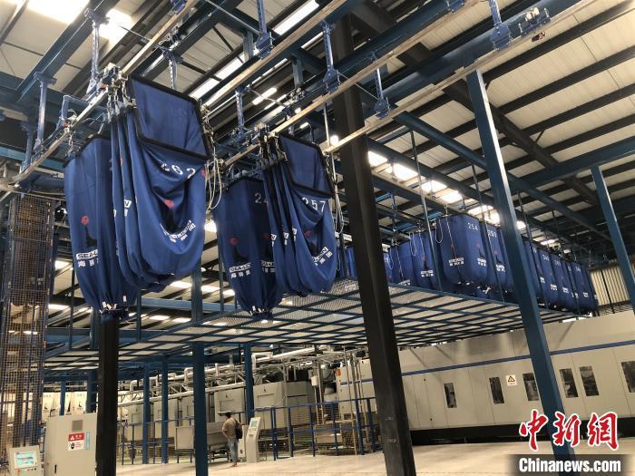 成都锦江卓净日精洗涤有限责任公司内,现代化洗衣设备正在忙碌运行。 尧欣雨 摄