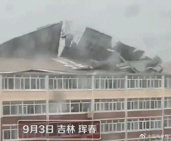 9月3日,台风“美莎克”过境吉林,带来了强风雨,吉林珲春一房屋屋顶被风掀翻。