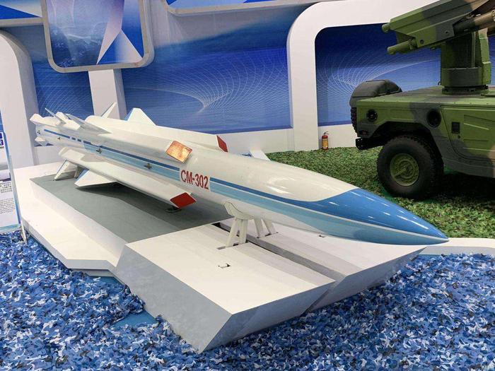 CM-302虽然威力巨大,尺寸也很大,装在054A上有点太重了