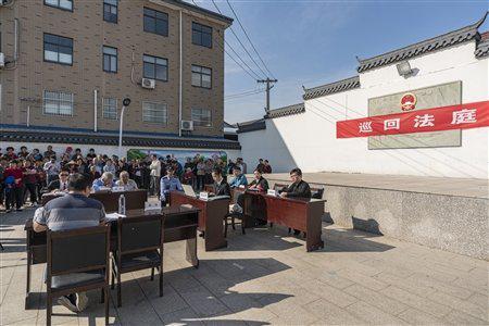 上图:庭审现场。