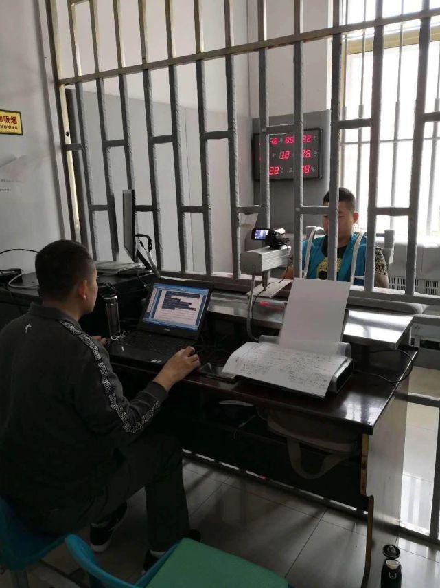 警方讯问嫌疑人场景。/图源自东营区警方
