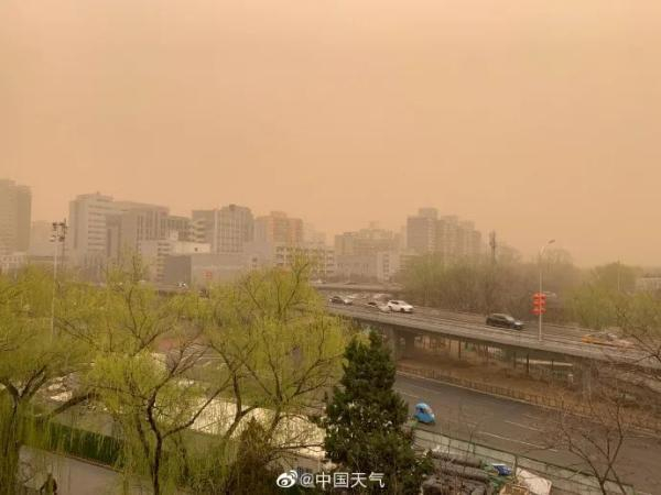 图为北京沙尘暴天气影响下的天空。