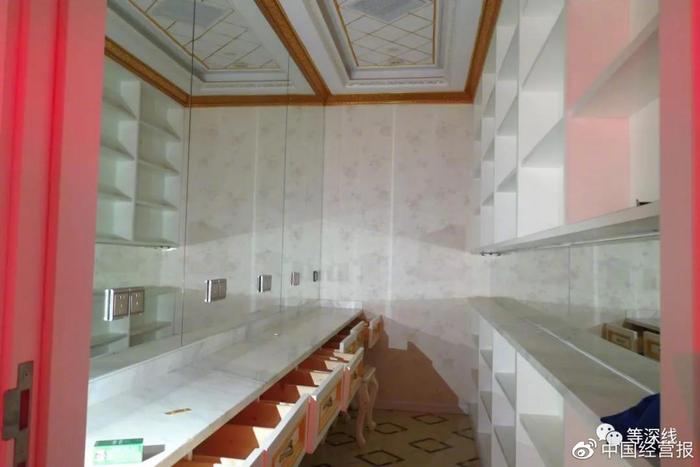 7美化妆间。依旧以白色和金色为主,能同时容纳7人化妆。该化妆间及与其紧邻的4人盥洗间、洗澡间,图左下角是狐臭喷剂,未开封。《等深线》记者程维摄