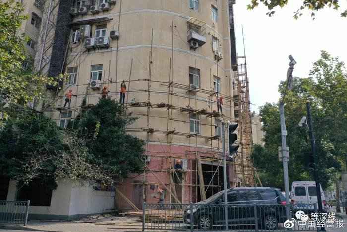 2019年11月2日,“上海红楼”外开始搭建建筑用钢管架,工头谨慎答称,他们只负责搭架子,至于搭架子要干什么,不知道。当地相关部门几天前在楼前新建了一根黑色的监控柱,摄像头正对该楼的大门。门前灰色钢柱上的摄像头,原本是一直“盯着”惠民路西向的十字路口的,这几天开始“不务正业”,扭头死盯红楼的门口,或门口聚集的人群。《等深线》记者程维摄