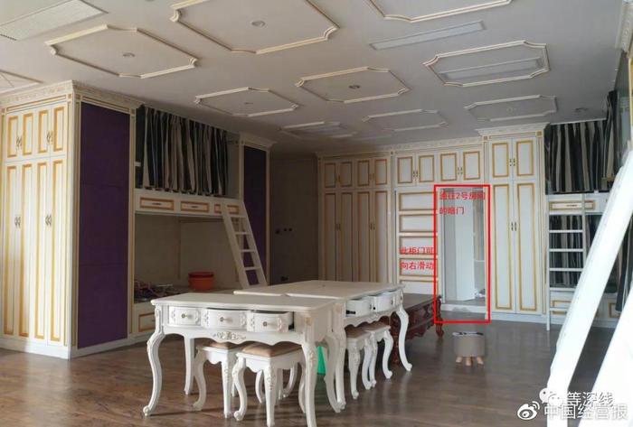 《等深线》记者在该楼层内找到的《课程表》显示,住在此集体闺房中的14美,可能定期培训舞蹈、音乐、表演,甚至话剧等。其中一张床的被褥上,放着一本打开但书名朝上的《女人的修养与处世智慧》。该楼内还有近百本各种提升内在素质的书,譬如《FBI心理操纵术》《哈佛管理学译丛》等。《等深线》记者程维摄