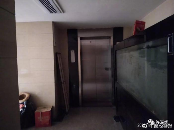 上海红楼的一楼电梯口,装修低调而普通,电梯口外没有安装摄像头。进大门后迎面放了一个大型观赏鱼缸。该门外电梯无密码及刷卡装置。因已断电,无法确认进电梯后,是否需要门卡或密码才能启动电梯或按亮所达楼梯按钮。据附近居民称,没有门卡或密码,无法进入该楼。《等深线》记者程维摄