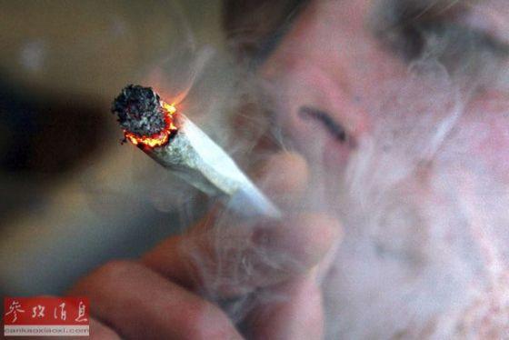 2004年1月24日,在英国伦敦一处室内,一名男子在抽大麻香烟。 2004年1月24日,在英国伦敦一处室内,一名男子在抽大麻香烟。