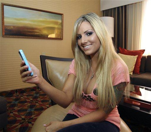 美国成人女星Teagan Presley在使用iPhone 4