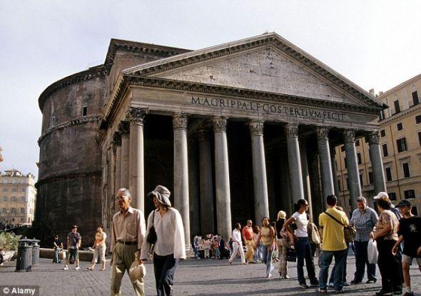 万神殿英文“Pantheon”意为献给所有的神,公元126年罗马皇帝哈德里安曾进行重建 万神殿英文“Pantheon”意为献给所有的神,公元126年罗马皇帝哈德里安曾进行重建