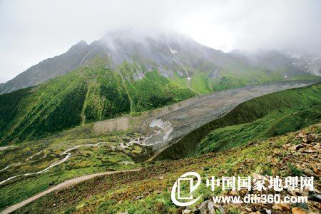 【剪切线】这条冰川位于西藏林芝地区的嘎隆拉山口附近,由于冰川的侵蚀作用,两侧山体留下了一条笔直的“剪切线”。“剪切线”之下,植被全无,因此这条线也是冰川厚度的标志线,它说明冰川曾经达到过那样的位置。今天,冰川的厚度已经变薄,长度也缩短了,这也说明气候在向变暖的方向发展。摄影/单之蔷