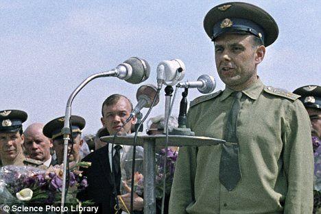 1967年4月23日,发射前科马洛夫在哈萨克斯坦的发射场向人群致辞。 1967年4月23日,发射前科马洛夫在哈萨克斯坦的发射场向人群致辞。