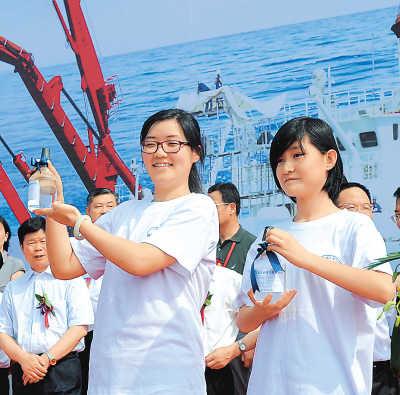 七月十六日,两名中学生在展示海试团队赠送的七千米深度海底水样。 七月十六日,两名中学生在展示海试团队赠送的七千米深度海底水样。