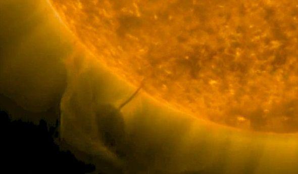 在太阳动力学观测卫星拍摄的照片中,YouTube用户Sunsflare发现了这个怪异的球体。给人的感觉是,这个怪球似乎在太阳表面“抛锚” 在太阳动力学观测卫星拍摄的照片中,YouTube用户Sunsflare发现了这个怪异的球体。给人的感觉是,这个怪球似乎在太阳表面“抛锚”