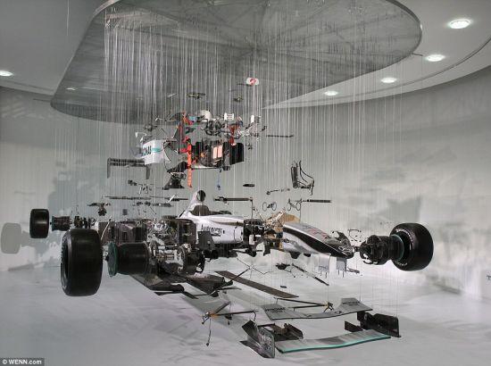 奔驰车队2010的 F1赛车被大卸八块,并在萨里维布里奇的展览中展出。一个个零部件使用钢丝悬吊在天花板上。 奔驰车队2010的 F1赛车被大卸八块,并在萨里维布里奇的展览中展出。一个个零部件使用钢丝悬吊在天花板上。