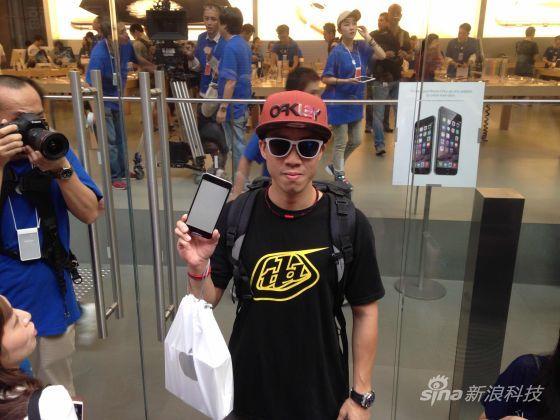 他选择的是一台64GB灰色版iPhone 6 Plus 他选择的是一台64GB灰色版iPhone 6 Plus