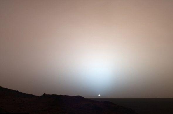 美国宇航局的火星车“勇气”号2005年拍摄的一张图片,显示的是火星日落的画面,它是皇家天文台公布的一系列令人震惊的图片之一。 美国宇航局的火星车“勇气”号2005年拍摄的一张图片,显示的是火星日落的画面,它是皇家天文台公布的一系列令人震惊的图片之一。
