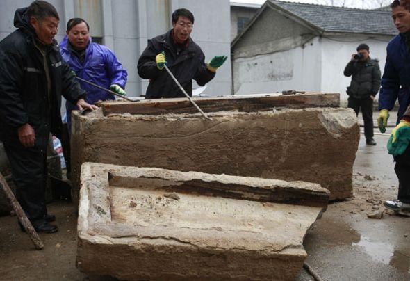 石棺发现于工地地面之下2米深的地方。 石棺发现于工地地面之下2米深的地方。