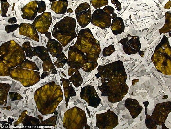 阜康陨石的特写照片。这种陨石由金黄色的橄榄石和似银一般闪亮的镍-铁构成,彷佛一件采用镶嵌工艺的艺术品 阜康陨石的特写照片。这种陨石由金黄色的橄榄石和似银一般闪亮的镍-铁构成,彷佛一件采用镶嵌工艺的艺术品