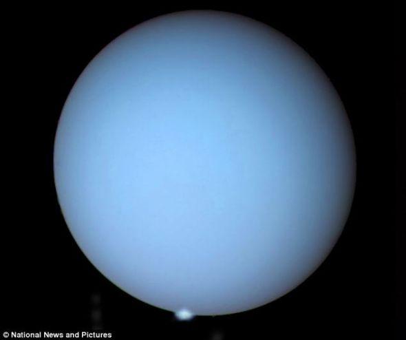 星际旅行家如果从地球出发,飞行25亿英里(40.23亿公里)前往天王星去看极光,他们可能会失望而返。因为这颗行星上的极光规模更小,而且持续时间也不如地球上的长 星际旅行家如果从地球出发,飞行25亿英里(40.23亿公里)前往天王星去看极光,他们可能会失望而返。因为这颗行星上的极光规模更小,而且持续时间也不如地球上的长