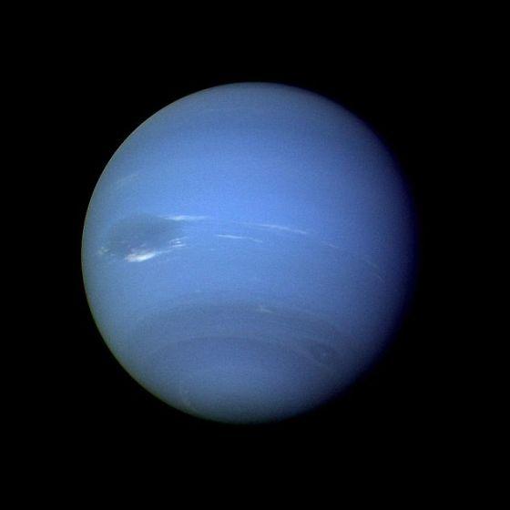 海王星照片,旅行者2号于1989年拍摄。尽管此次新视野号穿越海王星轨道时海王星本身距离很远,但这一时机非常有趣:恰好是1989年旅行者2号抵达海王星之后的25周年纪念日当天。 海王星照片,旅行者2号于1989年拍摄。尽管此次新视野号穿越海王星轨道时海王星本身距离很远,但这一时机非常有趣:恰好是1989年旅行者2号抵达海王星之后的25周年纪念日当天。
