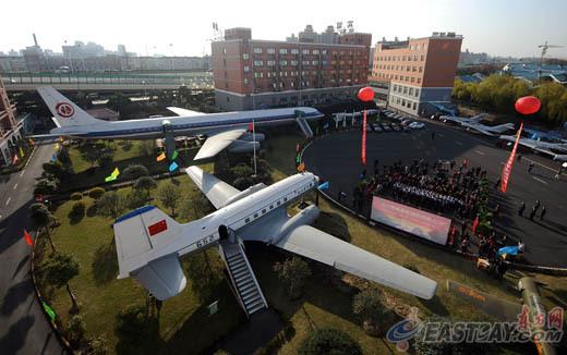 今天上午,原上海航宇科普中心经提升改造升级为“上海航空科普馆”,正式开馆亮相。在外场展区,以中国军机为主的十余架不同类型的飞行器实物依次排开,夺人眼球 今天上午,原上海航宇科普中心经提升改造升级为“上海航空科普馆”,正式开馆亮相。在外场展区,以中国军机为主的十余架不同类型的飞行器实物依次排开,夺人眼球孩子们在大飞机内,体验舒适的机舱环境
