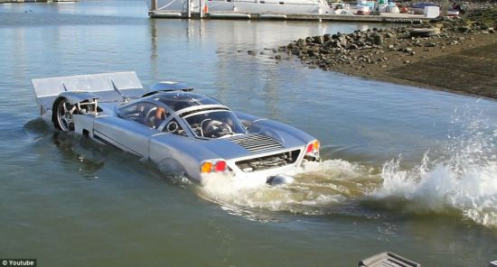 售价25万美元的水陆两栖汽车“海狮”,陆上速度可达到每小时125英里(约合每小时201公里),海上速度可达到每小时60英里(约合每小时96公里)