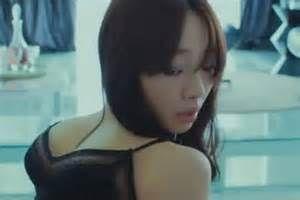 《整容日记》中白百合饰演的3分女郭晶,在隆胸术后做梦发现自己植入的硅胶假体跑到了背上 《整容日记》中白百合饰演的3分女郭晶,在隆胸术后做梦发现自己植入的硅胶假体跑到了背上