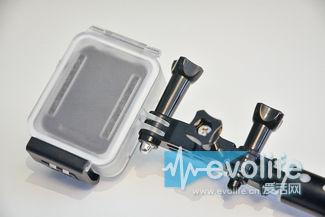 萤石S1的蓝牙遥控器体积同样小巧,支持10米防水 海康威视萤石S1运动相机比信用卡还小 要挑战GoPro权威