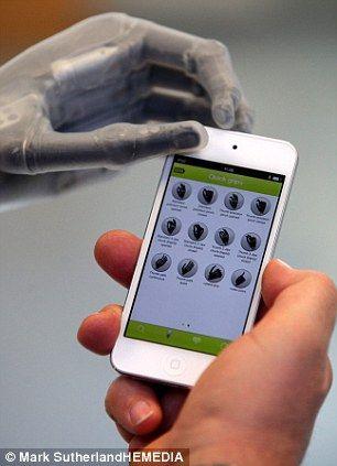 照片展示了Touch Bionics公司制作的可以由安装在智能手机上的应用程序控制的假手 照片展示了Touch Bionics公司制作的可以由安装在智能手机上的应用程序控制的假手