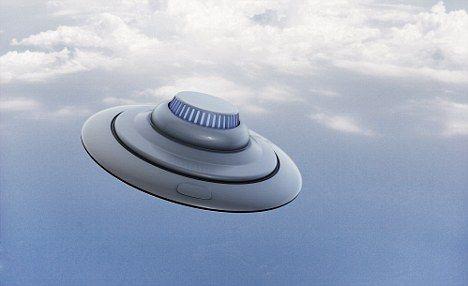 银色飞碟:一个类似于空军上士休斯看到的UFO。据他报告,一个银色飞碟向他飞速冲来,瞬间“擦肩而过”,然后以惊人速度消失在空中。 银色飞碟:一个类似于空军上士休斯看到的UFO。据他报告,一个银色飞碟向他飞速冲来,瞬间“擦肩而过”,然后以惊人速度消失在空中。