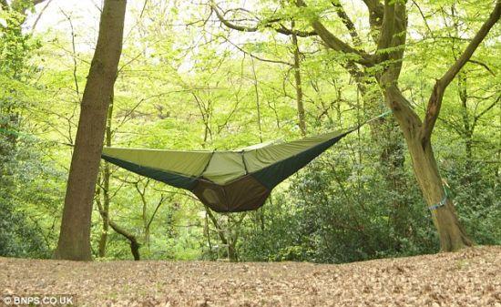 用户通过绳梯爬进Tentsile 用户通过绳梯爬进Tentsile