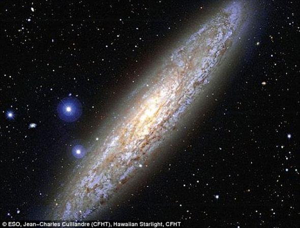 似曾相识:旋涡星系NGC 253的核心可能同样存在一个超大质量黑洞,类似银河系中的“人马座A” 似曾相识:旋涡星系NGC 253的核心可能同样存在一个超大质量黑洞,类似银河系中的“人马座A”